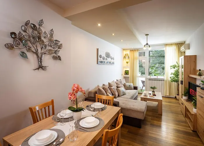 Spacious With Lovely Terrace 아파트